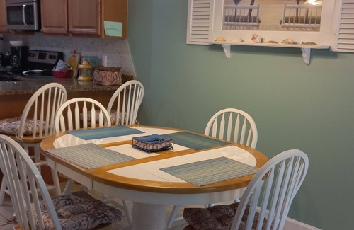 Gulf Gate Estates Condo | 5 minutes drive to nr Siesta Key 2BR/2BA condo Sienna Park. heated pool.