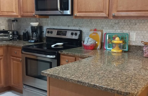 Gulf Gate Estates Condo | 5 minutes drive to nr Siesta Key 2BR/2BA condo Sienna Park. heated pool.