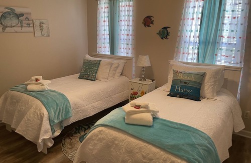 Port Royal House | 5 minutes from the beach. 10 minutes to see your Marine graduate!