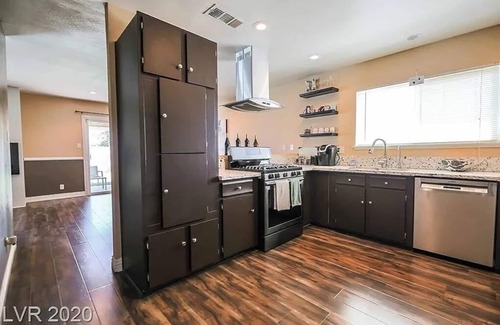 Paradise House | 5 minutes to Airport and the Strip- 3Bedroom, 2Bath, Great Pool