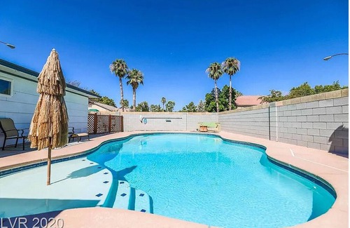 Paradise House | 5 minutes to Airport and the Strip- 3Bedroom, 2Bath, Great Pool
