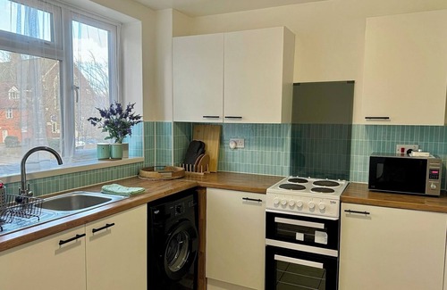 Canning Town South Apartment | 5 minutes to Canning Town Station. Your Cosy Get-away