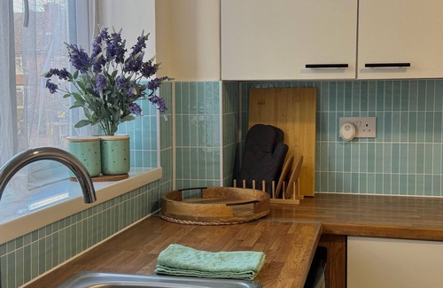 Canning Town South Apartment | 5 minutes to Canning Town Station. Your Cosy Get-away