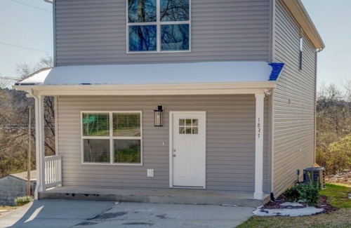 Talbot's Corner House | 5 Minutes to Downtown Nashville- Pet's Welcome!
