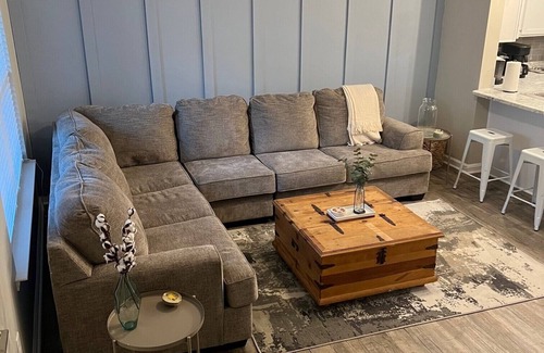 Talbot's Corner House | 5 Minutes to Downtown Nashville- Pet's Welcome!