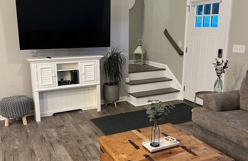 Talbot's Corner House | 5 Minutes to Downtown Nashville- Pet's Welcome!
