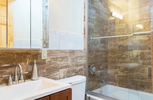 Harsimus Cove Apartment | 5 minutes to NYC! 6 Bedrooms! 3 Bathrooms! Amazing Location!!!!