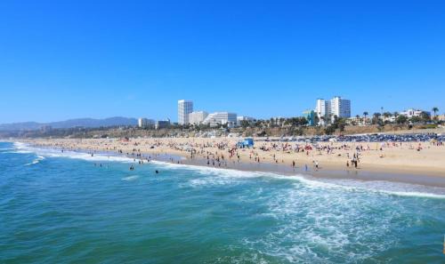 Beverly Hills Apartment | 5 minutes to Rodeo Drive! 2 bedroom man cave apartment Beverly Hills Adj