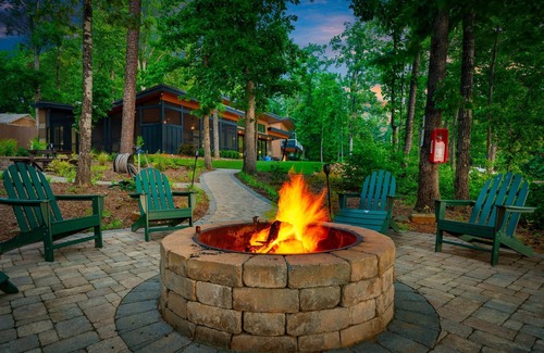 Seneca House | 5🌟 Modern Lakefront Luxury Oasis 🇺🇸 270° Lake Views w/Dock & Hot Tub!