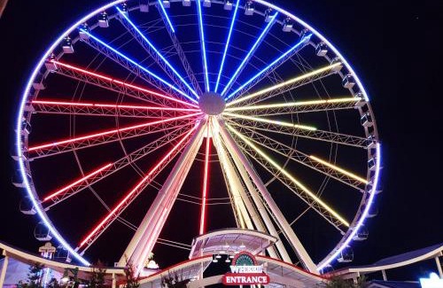 Gatlinburg - Pigeon Forge House | 5'O clock Somewhere- Hot Tub, Game Room, WIFI, FREE attraction tickets for each paid day!
