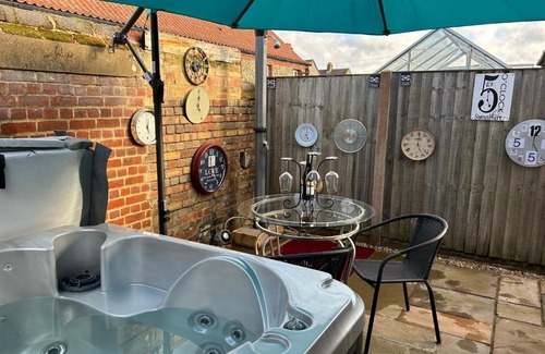 Sheringham House | 5 O Clock Somewhere with Private Hot Tub
