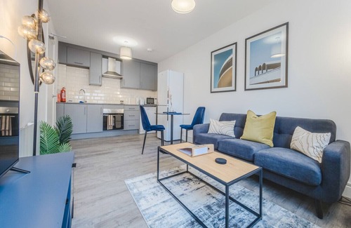 Swindon Apartment | 5 Regent Circus Apartment Central Location Long Stays