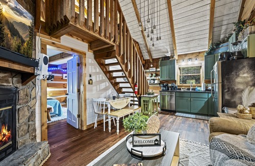 Townsend Cabin | 5% Snr/Mltry Discount! King Beds, Theater, Hot Tub, XBox, Fireplace