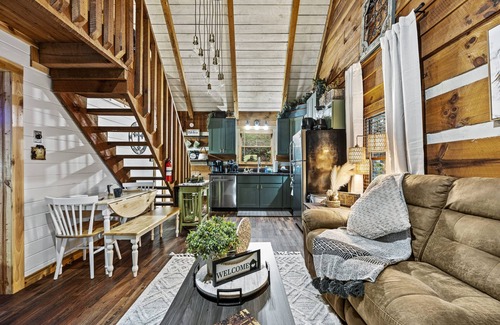 Townsend Cabin | 5% Snr/Mltry Discount! King Beds, Theater, Hot Tub, XBox, Fireplace