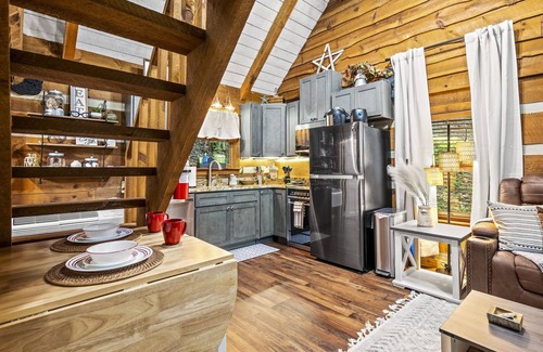 Townsend Cabin | 5% Snr/Mltry Dscnt, Kids Loft, Theater, HotTub, XBox, King Bed