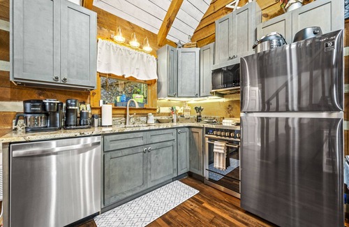 Townsend Cabin | 5% Snr/Mltry Dscnt, Kids Loft, Theater, HotTub, XBox, King Bed