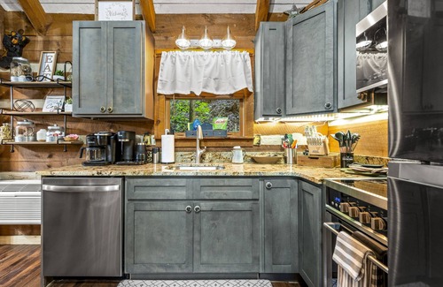 Townsend Cabin | 5% Snr/Mltry Dscnt, Kids Loft, Theater, HotTub, XBox, King Bed
