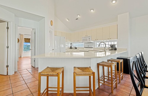 Ocean Sands House | 5 star-2 Min Walk to the Beach-Ocean View-Heated Pool-Hottub-Modern