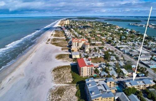 Clearwater Beach Apartment | 5 Star 30 Steps from Beach l 3m Walk to Rest & Shops