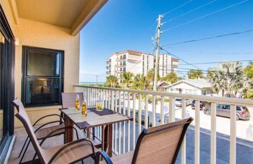 Clearwater Beach Apartment | 5 Star 30 Steps from Beach l 3m Walk to Rest & Shops