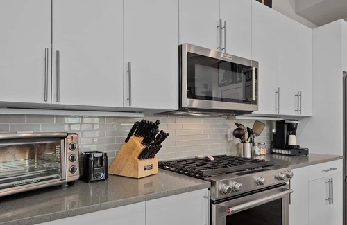 Jefferson Park House | ★★★★★ 5 Star, 4 Story, Whole House