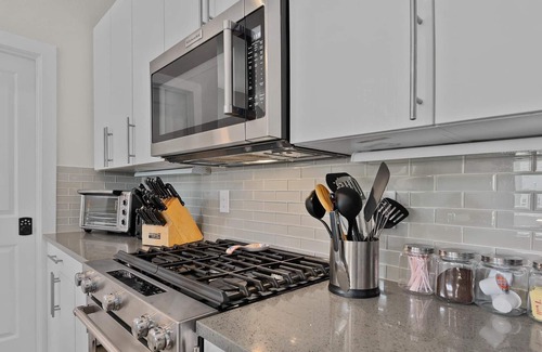 Jefferson Park House | ★★★★★ 5 Star, 4 Story, Whole House