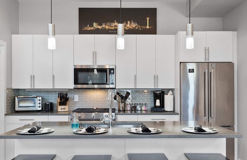 Jefferson Park House | ★★★★★ 5 Star, 4 Story, Whole House