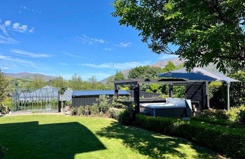 Lower Shotover Apartment | 5-Star Boutique Retreat! Hot pool! Amazing view!