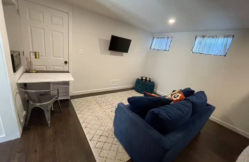 Castle Rock House | 5 Star Cozy, Clean and Bright Private Walkout