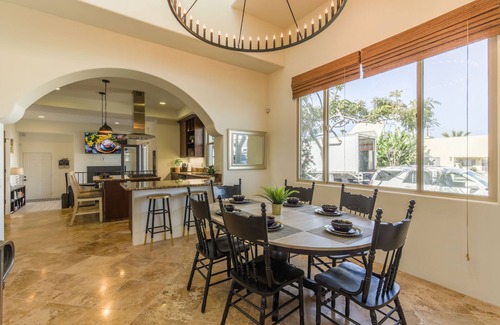 Townsite Villa | 5-Star Family Getaway ~ Splendid Ocean Views ~ Walk to Beach