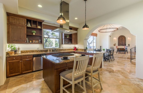 Townsite Villa | 5-Star Family Getaway ~ Splendid Ocean Views ~ Walk to Beach