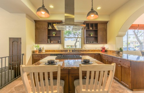 Townsite Villa | 5-Star Family Getaway ~ Splendid Ocean Views ~ Walk to Beach