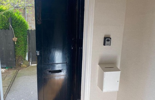 Glasgow Apartment | 5 Star Luxury Main door 3bedroom Garden Duplex