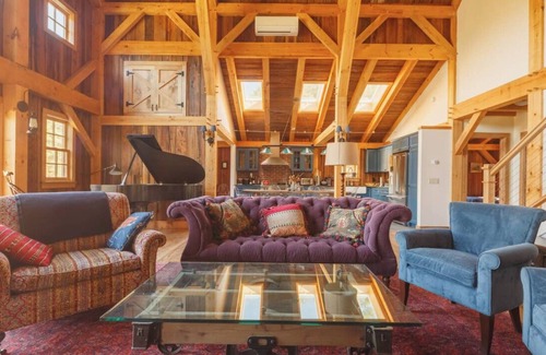 Mount Marion House | 5-Star New Barn Home - Music Studio, Views & Hot Tub
