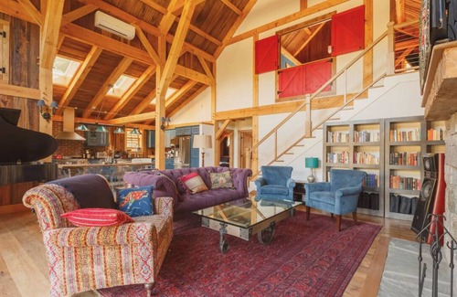 Mount Marion House | 5-Star New Barn Home - Music Studio, Views & Hot Tub