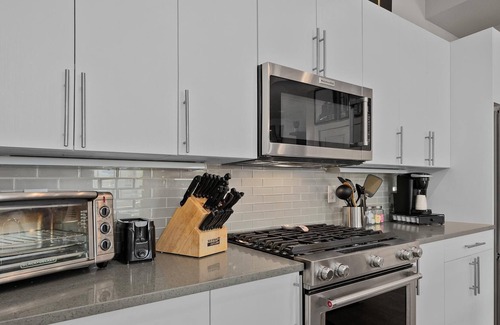Jefferson Park House | ★★★★★ 5 Star, Private Room, Rooftop Deck, Massage Chair