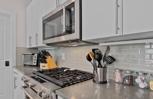 Jefferson Park House | ★★★★★ 5 Star, Private Room, Rooftop Deck, Massage Chair