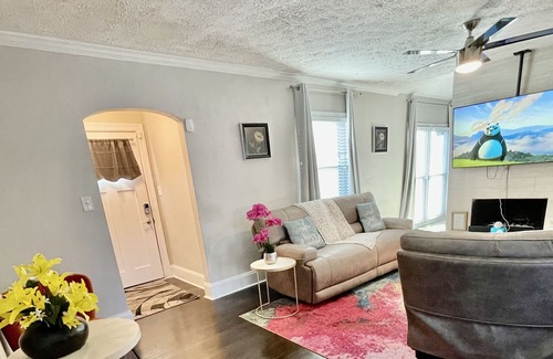 Hapeville House | 5 star spacious bungalow home sleeps 8. 10 mins to downtown 5 mins from airport