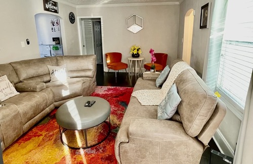 Hapeville House | 5 star spacious bungalow home sleeps 8. 10 mins to downtown 5 mins from airport