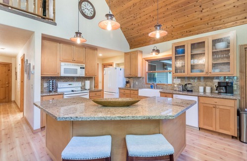 Weed House | 5 Star Winter Wonderland Chalet in Mt. Shasta