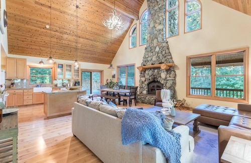 Weed House | 5 Star Winter Wonderland Chalet in Mt. Shasta