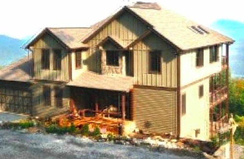 Hiawassee House | 5 STARS! VIEWS! Long Range Views! Luxury but Rustic Mountain Home! @ 2700 ft!