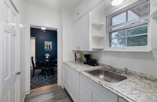 Monticello Park Apartment | 50% off- Free Parking-Equipped kitchen-Central San Antonio- Monthly Rental