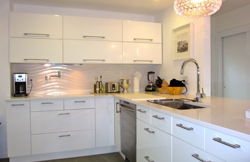 East Hampton House | 50% OFF. Village Fringe - Stylish Glassy Modern House with Tennis Courts