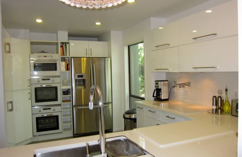 East Hampton House | 50% OFF. Village Fringe - Stylish Glassy Modern House with Tennis Courts