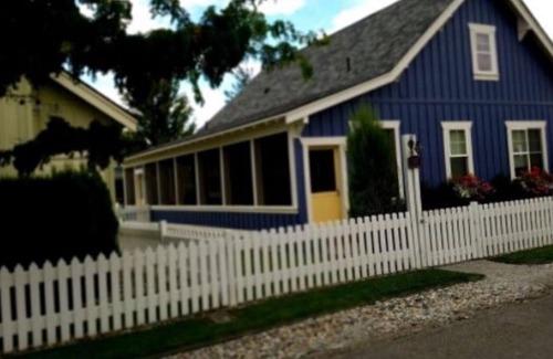 Oroville House | 50's Style Family Cottage at Private Resort Lake Osoyoos- sleeps up to 12