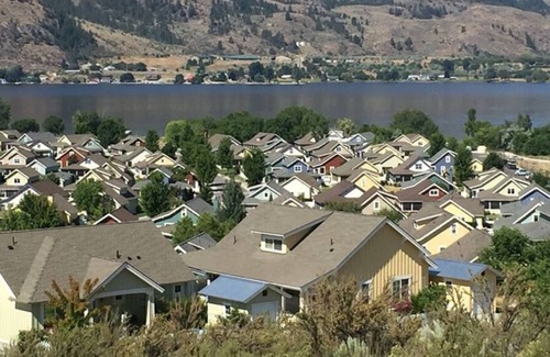 Oroville House | 50's Style Family Cottage at Private Resort Lake Osoyoos- sleeps up to 12