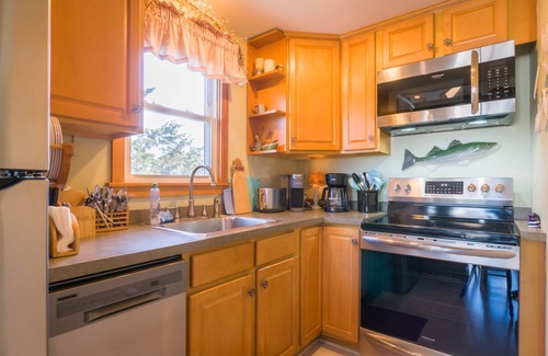 East Sandwich Cottage | 50 yards from East Sandwich Beach!