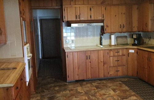 Chief Lake House | 500' Lakeshore, 2 Docks, Sand Beach, Sleeps 10, A/C, Pontoon Boat for Rent