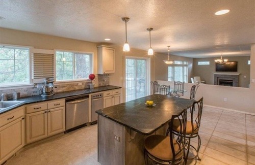 Spokane House | 5000s/f Luxury Home+HotTub w/a View Large Groups Welcome POOLTABLE PING PONG+Mor